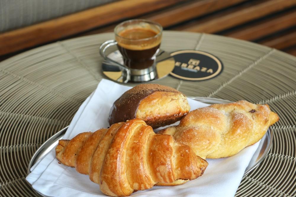 Suites Contempo Mexiko-Stadt Exterior foto Croissant and chocolate bun