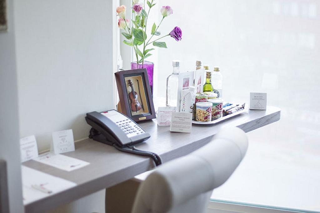 Suites Contempo Mexiko-Stadt Exterior foto A typical hotel room telephone