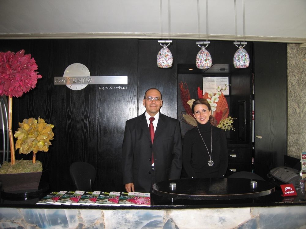 Suites Contempo Mexiko-Stadt Exterior foto A concierge at a hotel