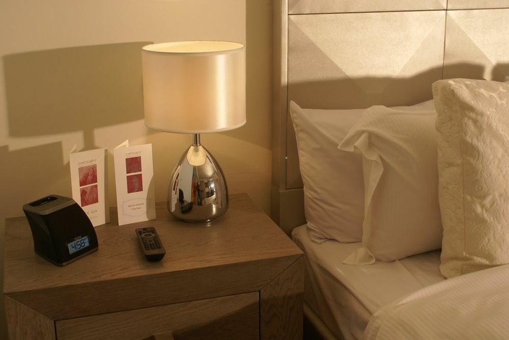 Suites Contempo Mexiko-Stadt Exterior foto A bedside table